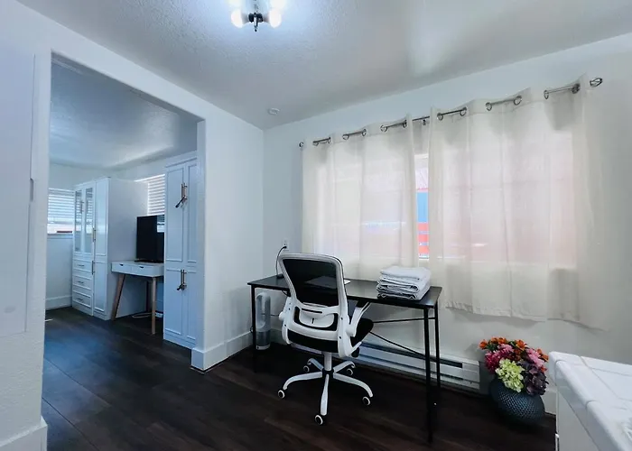 Cozy Suburb Studio - Private Entrance