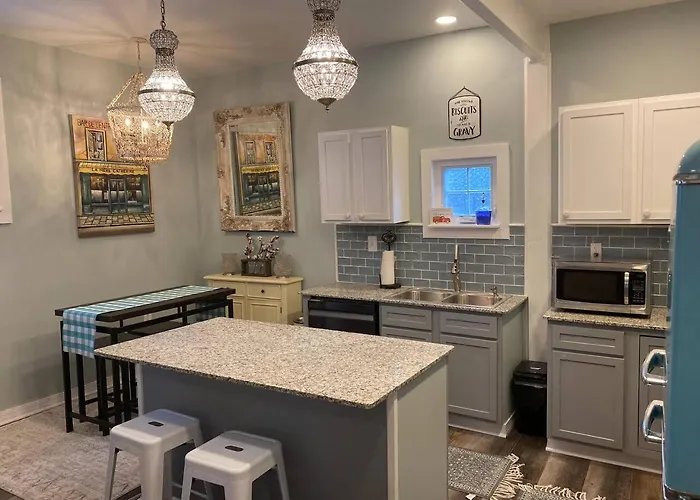Adorable Downtown Carriage House Cottage