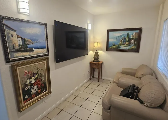 Cozy 2 Bed 2 Bath Close To Downtown San Diego!