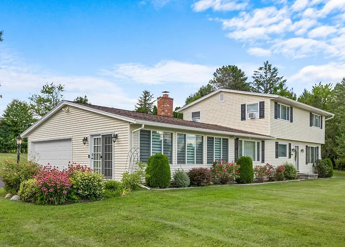 Wine Trail Retreat With Lake Access And Hot Tub