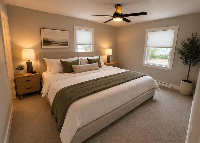 Fort Wayne Retreat Spacious • Sleeps 4