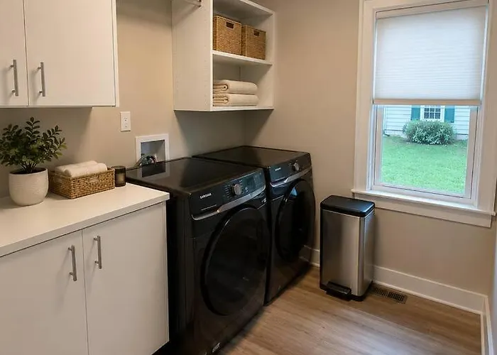 Fort Wayne Retreat Spacious • Sleeps 4