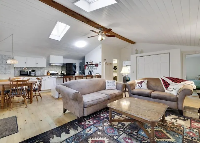 Family Friendly Cabin With A Firepit And A Hot Tub In Heart Of Poconos
