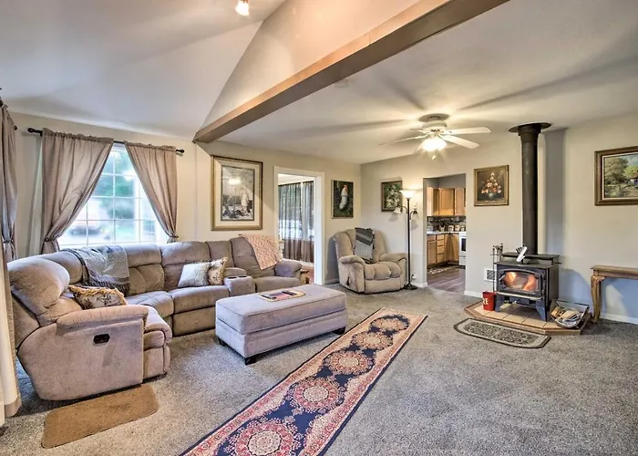 Coos Bay Farmhouse Near Ocean, Pet-Friendly