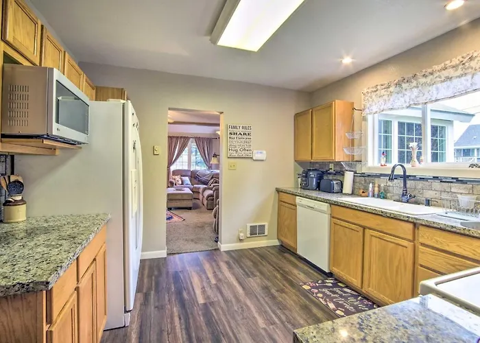 Coos Bay Farmhouse Near Ocean, Pet-Friendly