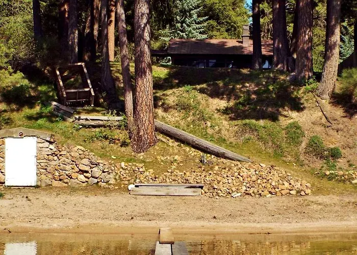 Waterfront Rustic Cabin Rental Near Deer Lake, Washington