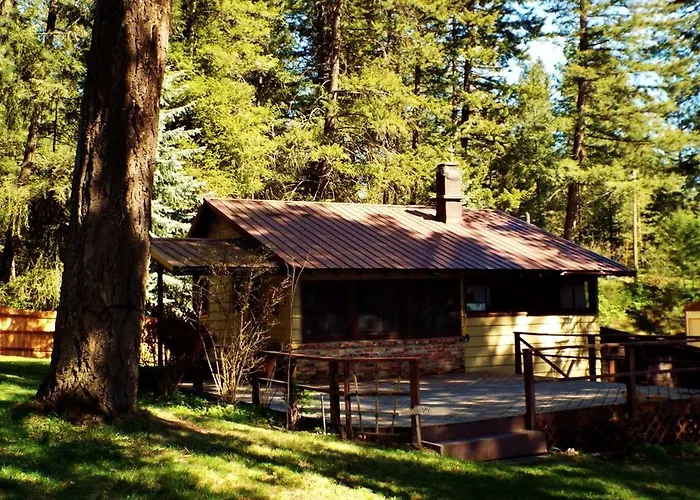 Waterfront Rustic Cabin Rental Near Deer Lake, Washington