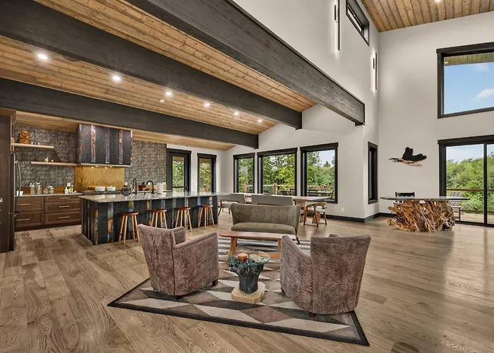 Luxury Riverfront 5Br Lodge With Hot Tub, Fireplace, Custom Bar, And Mountain Views.
