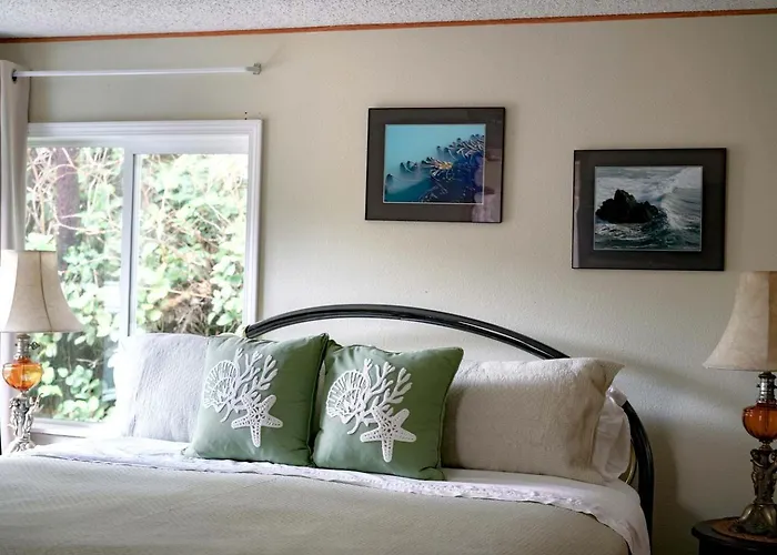 Secluded Beach Cottage With Private Hot Tub And Ocean Views In Seal Rock, Oregon