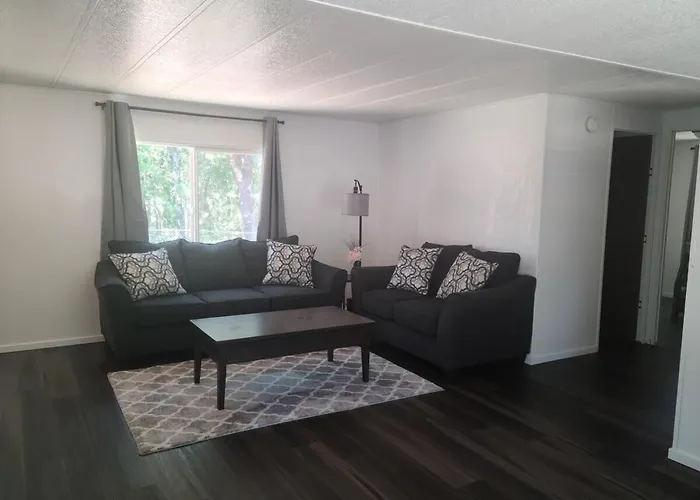 Cute 2 Bedroom Home In The Country