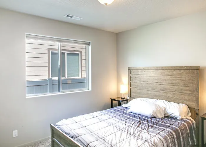 3 Mi To Spokane River! Furnished Patio & Yard