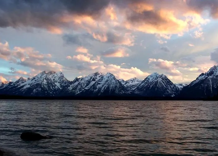 Beautiful Cabin Rental Near Yellowstone National Park, Montana