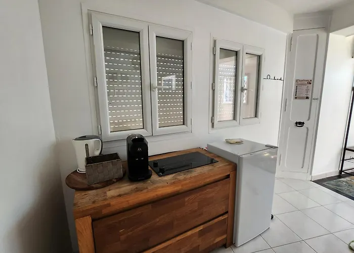 Pretty And Comfortable Outbuilding With Swimming Pool And Garden
