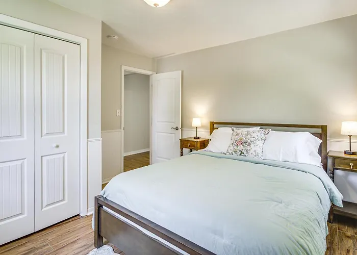 Updated Home Minutes To Downtown And Beach!