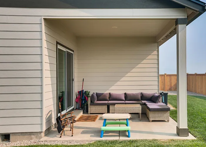 Ridge Views & Fenced Yard! Prineville Family Haven