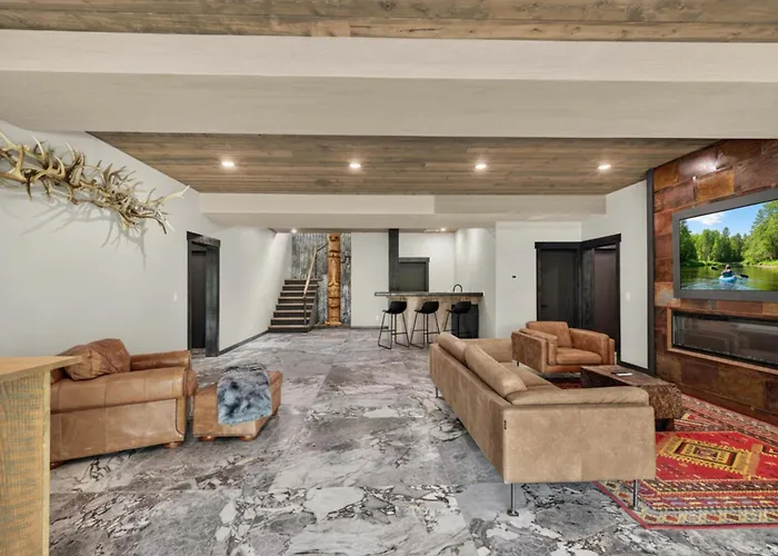 Luxury Riverfront 5Br Lodge With Hot Tub, Fireplace, Custom Bar, And Mountain Views.