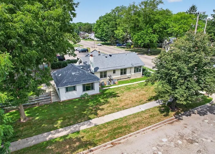 Cozy Private Home W Fire Pit Near Downtown