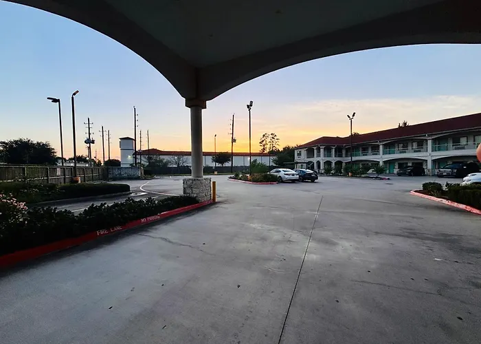 Humble Inn & Suites