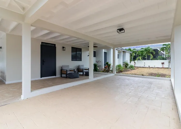 5Br Luxe Retreat In Runaway Bay Private Pool Beach Access