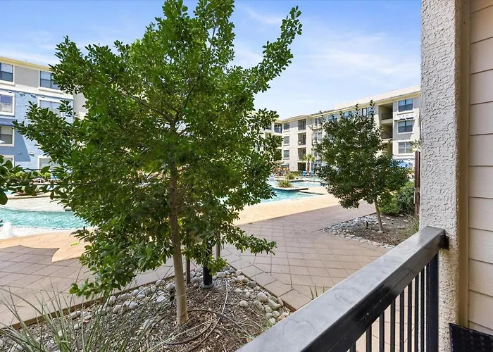 Cava Retreat 1-King Bed Sofa Bed Patio Pool View