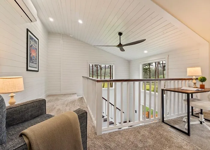 Cozy Island Escape, Patio, Central To Beaches