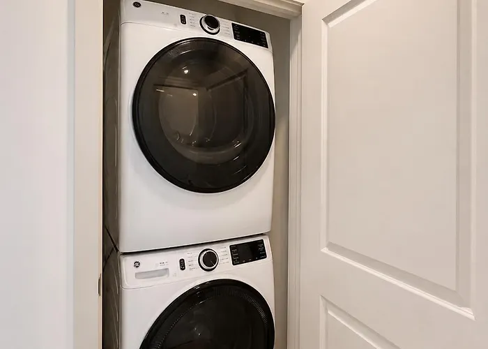 Modern Luxury Apartment Near Dulles Airport