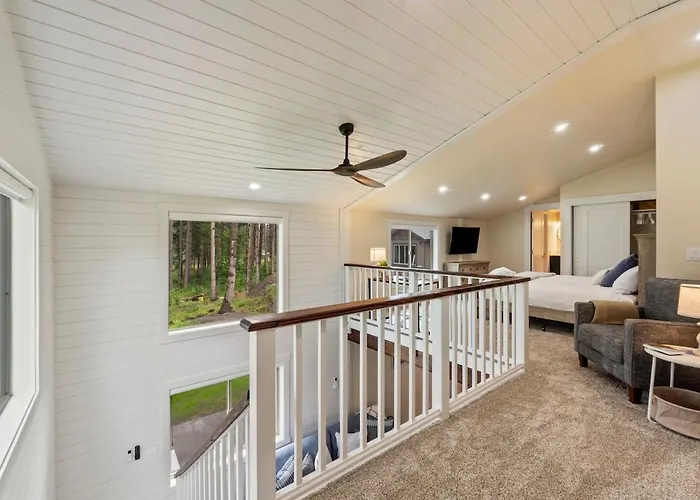 Cozy Island Escape, Patio, Central To Beaches