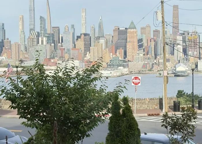 Luxury Manhattan View Apartment ,Parking, 10 Min To Ny