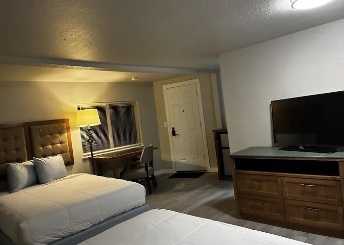 Longmont Lodge & Rv Park