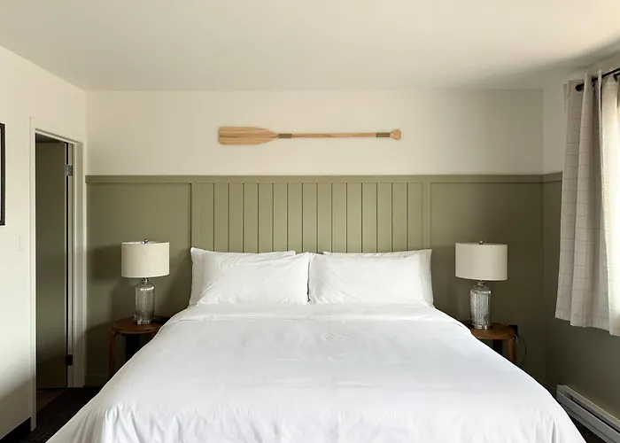The Trail Inn - Kenora, On - On Longbow Lake