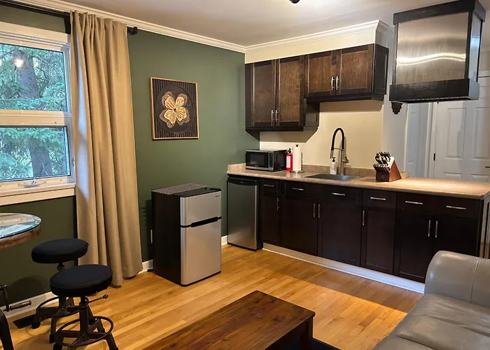Canadian Rockies Inn - Adults Only