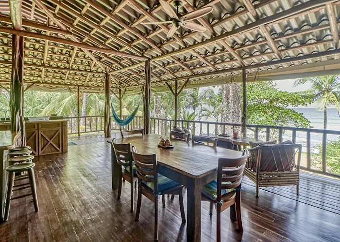 Casa Verde + Contiki