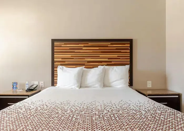 Diamond Bell Inn & Suites