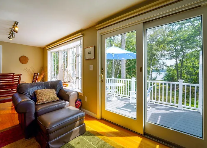 Peaceful Waterfront Apt W/ Deck, 22 Mi To Portland