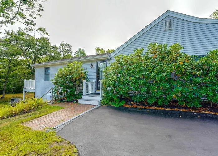 Peaceful Waterfront Apt W/ Deck, 22 Mi To Portland