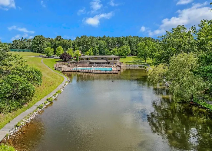 Treetop Cabin -- Pool Access - Fireplace - Grill - Screen Porch - Deck - Wifi - Golf Nearby
