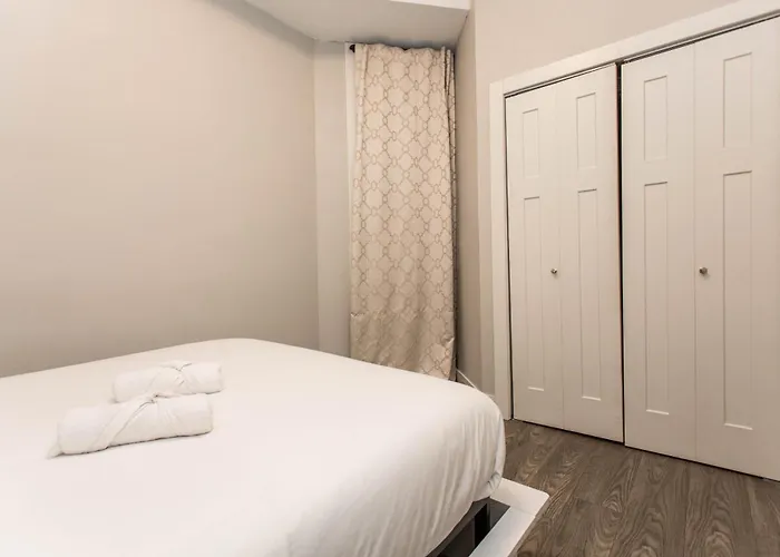 Double Play Wrigley - Prime Location Across From Wrigley Field & Transit - 2Br Apts