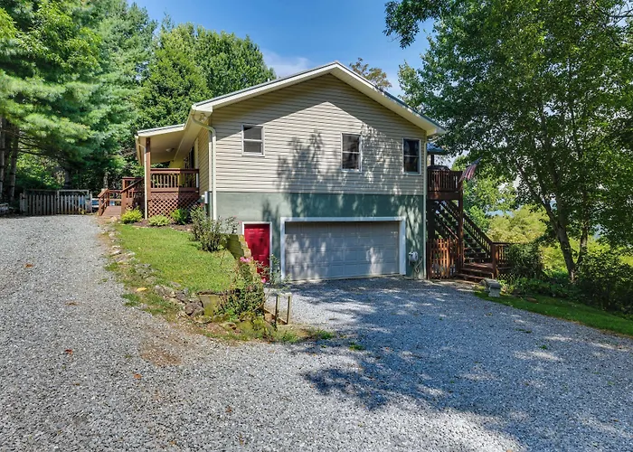 Pet-Friendly Waynesville Retreat W/ Hot Tub!