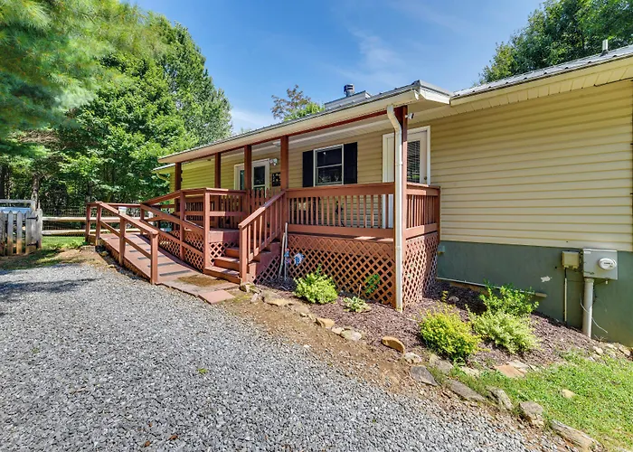 Pet-Friendly Waynesville Retreat W/ Hot Tub!