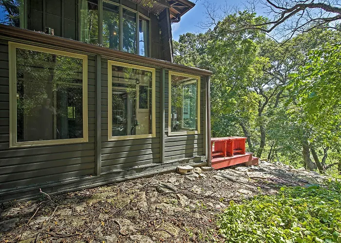 Walk To Tuttle Creek Lake: Secluded Scenic Retreat