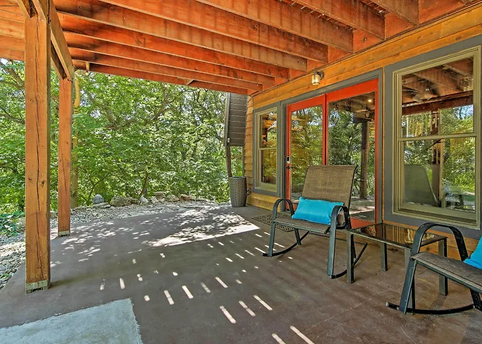 Walk To Tuttle Creek Lake: Secluded Scenic Retreat