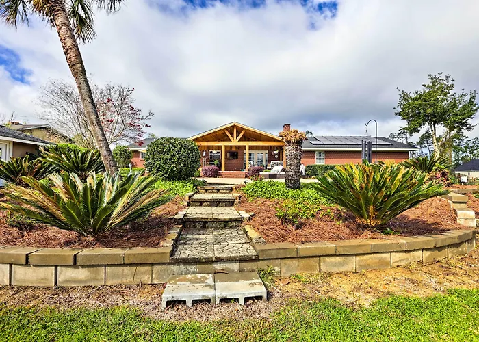 Sunny Florida Abode - Patio, Pool, & Fire Pit