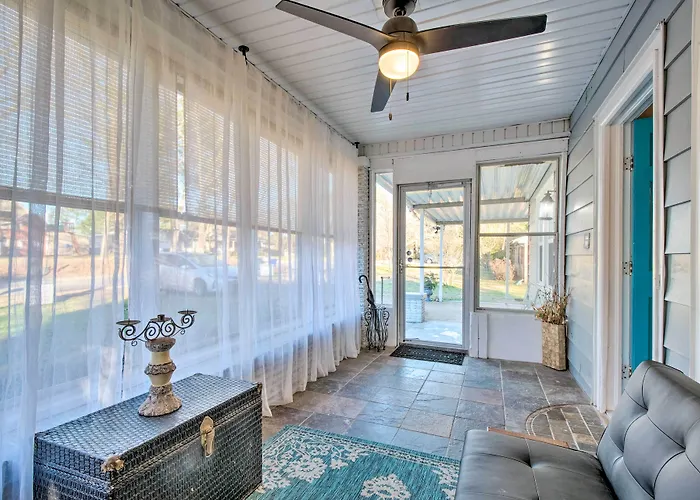 Modern Florence Getaway W/ Patio & Grill!