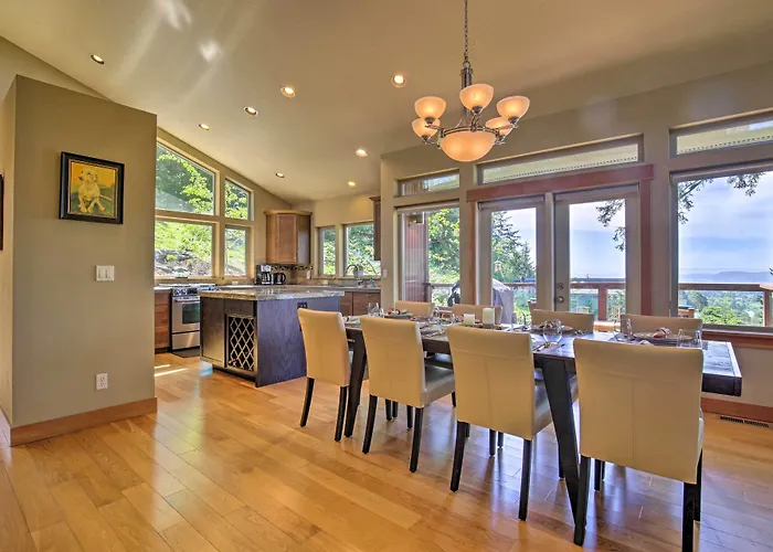 Luxe Coastal Haven W/ Bay Views & Hot Tub