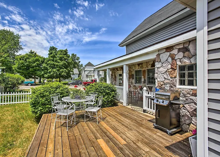 Elegant Stone Cottage: Steps To Crystal Lake Beach