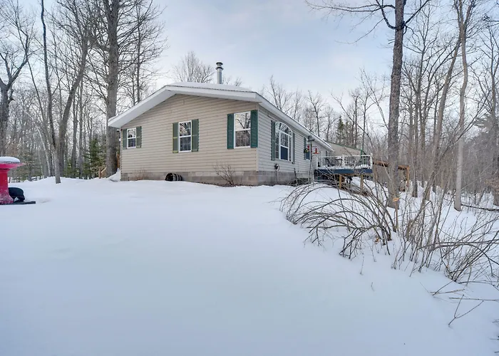 Tranquil Cabin Getaway Near Red Cedar Lake!