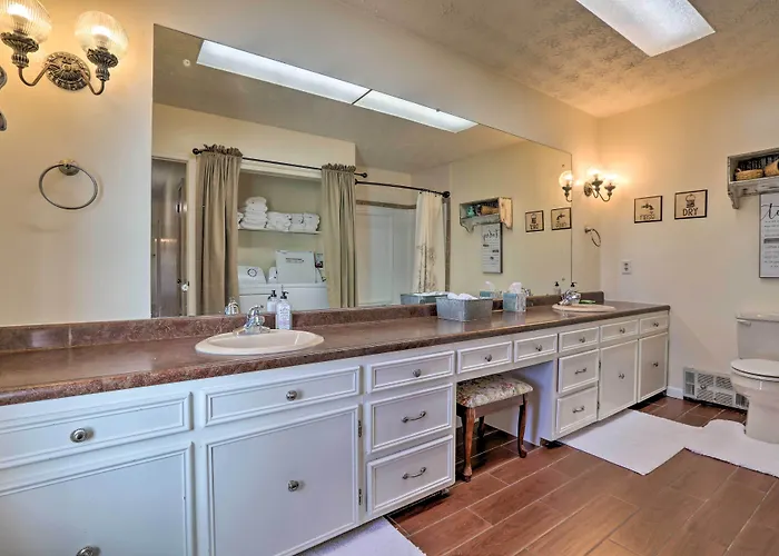 Charming East Bernstadt Retreat < 6 Acre Farm!