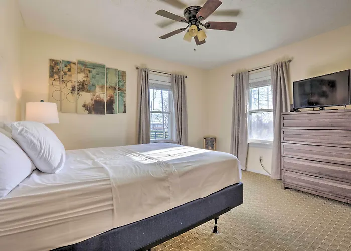 Charming East Bernstadt Retreat < 6 Acre Farm!