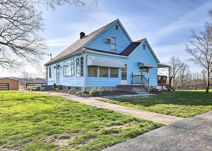 Charming East Bernstadt Retreat < 6 Acre Farm!