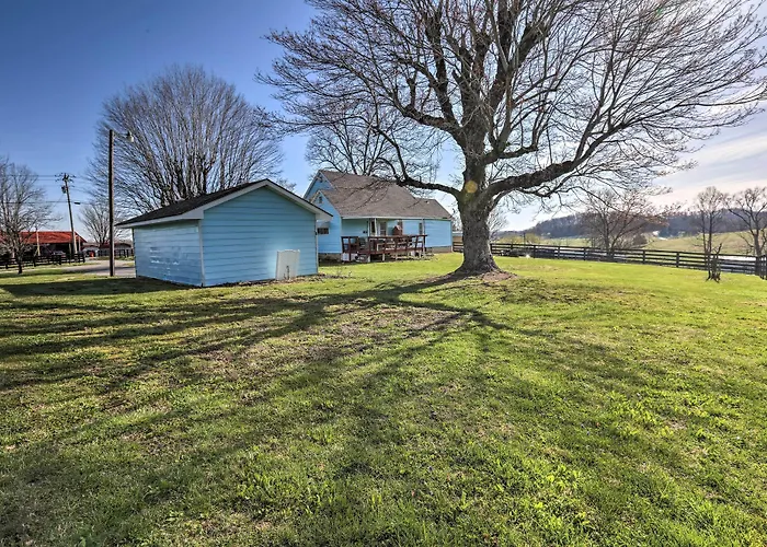 Charming East Bernstadt Retreat < 6 Acre Farm!
